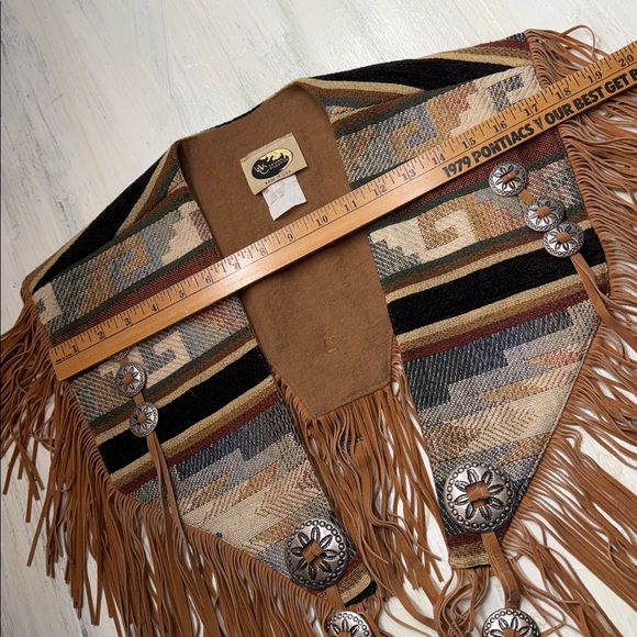 VTG Western Collection Fringed Shawl or Capelet w/ Silver Conchos Sz M - Picture 4 of 10